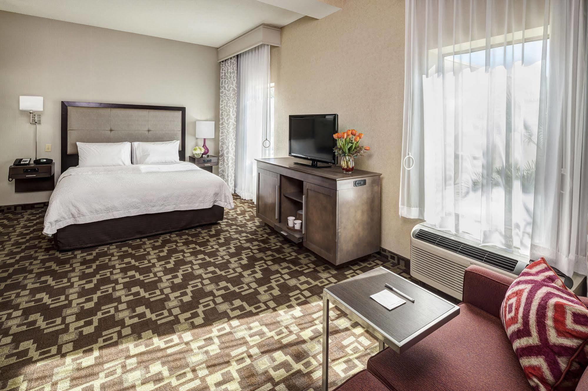 Hampton & Hotel 3*